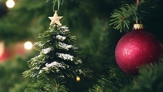 Ozdoby z jiných materiálů