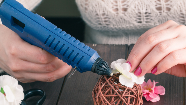 Tavné pistole a náplně