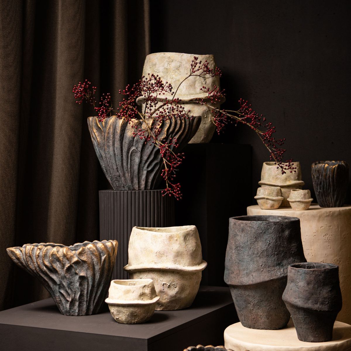 Atypická cementová váza VAKAS L zvlněná 25x39cm-0