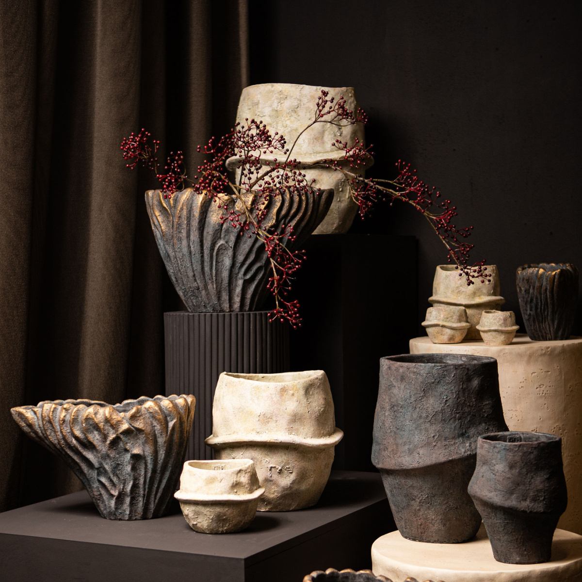 Atypická cementová váza VAKAS M zvlněná 22x35cm-0