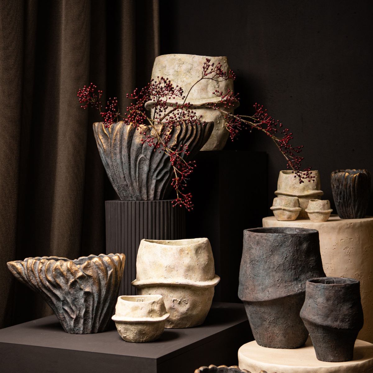 Atypická cementová váza VAKAS S zvlněná 19x30cm-0