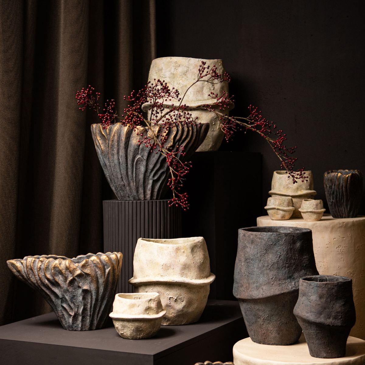 Atypická cementová váza VAKAS XL zvlněná 29x45cm-0