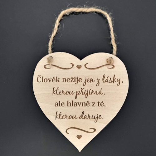 Dřevěné a proutěné dekorace - Cedule srdce Člověk nežije jen z lásky ... dřevo 16cm