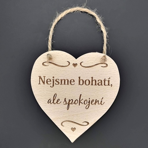 Dřevěné a proutěné dekorace - Cedule srdce Nejsme bohatí, ale spokojení dřevo 16cm