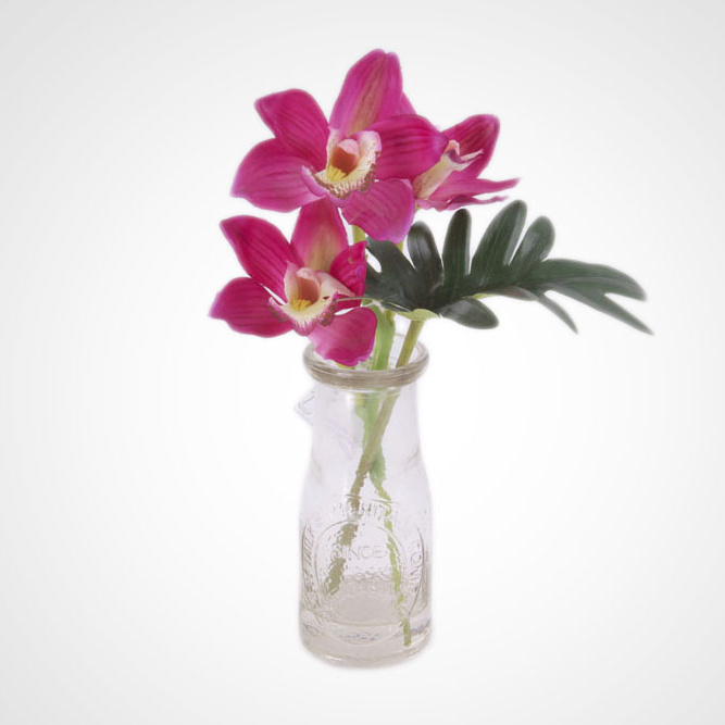 Celoroční umělé květiny - Cymbidium umělé 3květy vínové a skleněná lahev
