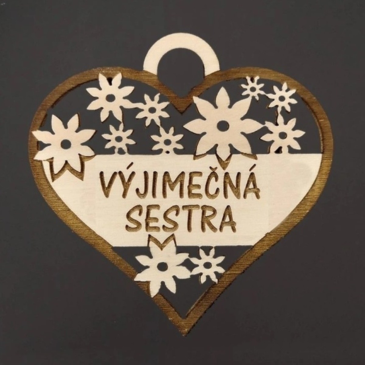 Dřevěné a proutěné dekorace - Ozdoba dřevěné srdce VYJÍMEČNÁ SESTRA s květy hnědo-přírodní 7cm