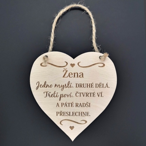 Dřevěné a proutěné dekorace - Srdcová cedule s nápisem Žena jedno myslí, druhé ... dřevo 16cm