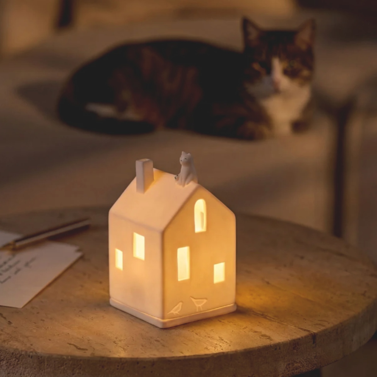Svícen porcelánový dům s kočkou na čajovku 13,5cm-0