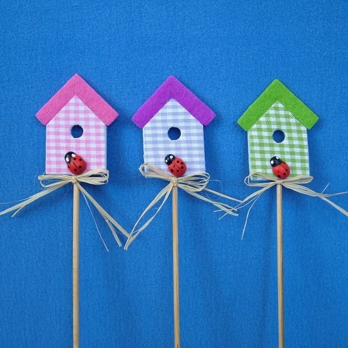 Zápichy - Zápich budka ptačí s beruškou látka/plsť/lýko mix 25cm