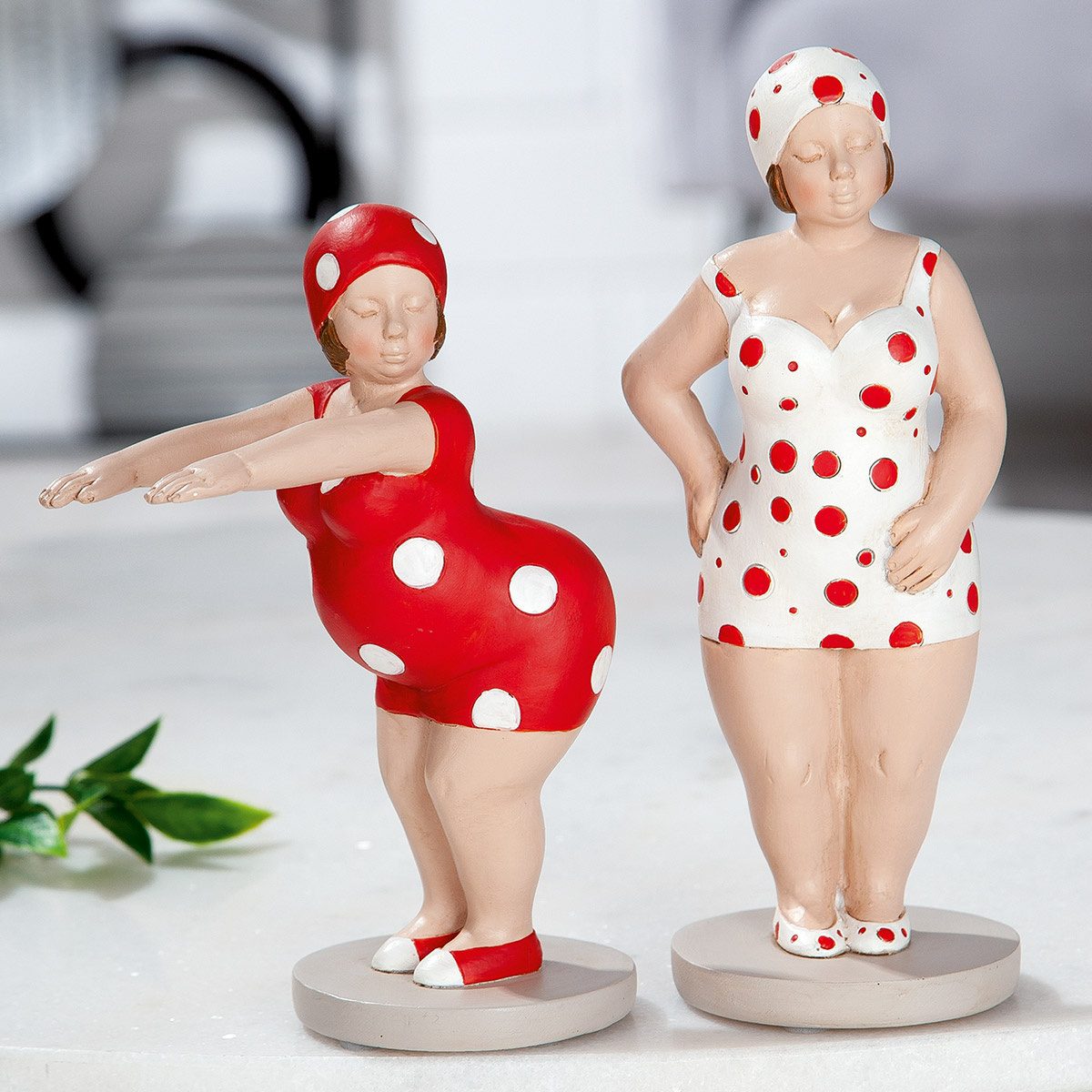 Žena v plavkách s puntíky z polyresinu mix 20,5cm-0